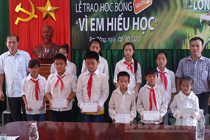 Tập đoàn Sông Hồng Thăng Long trao quà & tặng học bổng cho học sinh đạt thành tích học tập tốt 2016-2017